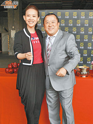 曾志偉與女兒曾寶儀同出席亞太影展的拜神儀式。