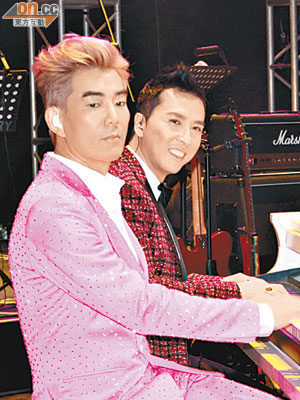 小齊（左）與子丹都是彈琴高手，惺惺相惜。