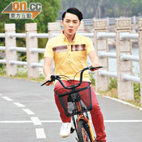 自嘲體能差的王祖藍，最叻運動是踩單車。