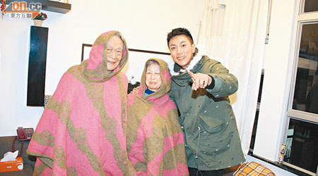 劉浩龍向老夫妻送上「孖人斗篷被」。