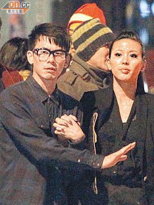 陳宇琛與女友心急截的士返家休息。