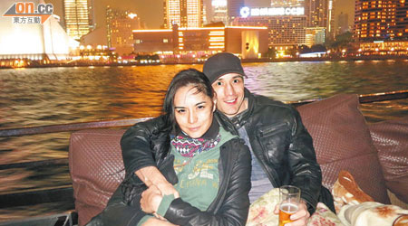Ana與男友租了帆船與家人出海看浪漫維港夜景。