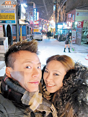 羅苡之與陳志健在街頭迎接白色聖誕。