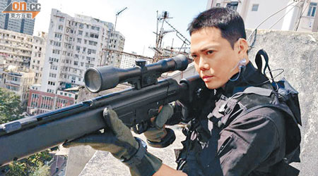 飾演狙擊手的謝天華，一身飛虎裝，威風凜凜。