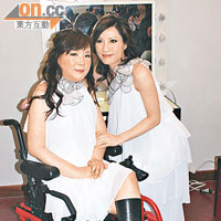 吳少芳坐輪椅露面，身旁為組合另一成員蔡慧玲。