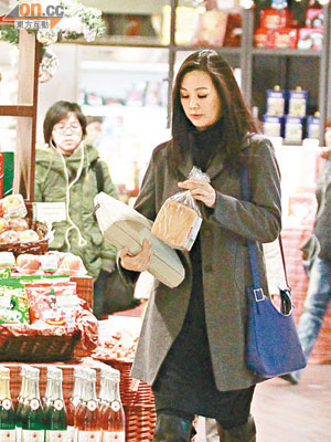 王馨平獨個兒到超市買麵包。