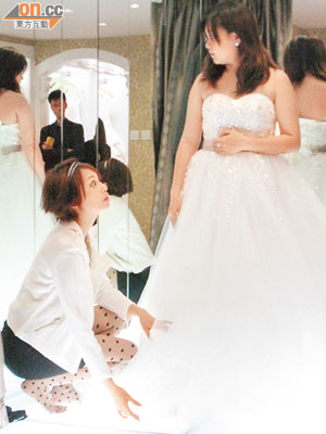 Yan（左）陪着June（右）揀婚紗，更不時在旁提供意見。