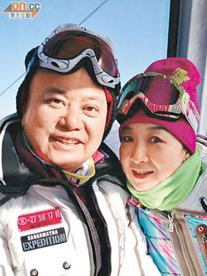 阿叻與老婆開心滑雪後，回港踢波時卻不幸跌親。