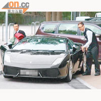 張家輝出動價值約260萬港元的林寶堅尼跑車接載囡囡。