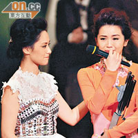 Twins奪亞太區最受歡迎女歌星，喜極而泣。