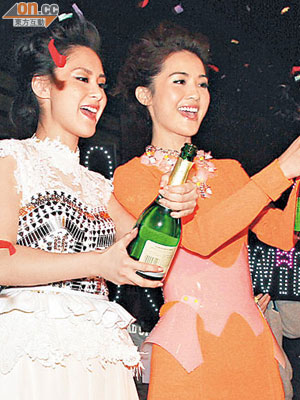 Twins再奪「亞太區最受歡迎女歌星」，當然要開香檳慶祝。