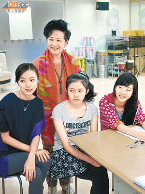 思欣（左）在家燕姐開設的「家燕媽媽」藝術中心授課。