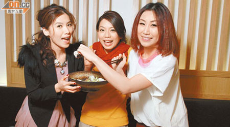 迪子（右起）、歌莉雅與Kellyjackie試食日本料理。