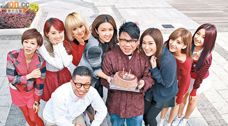 拿着蛋糕的陳奐仁獲一眾同事祝賀生日。