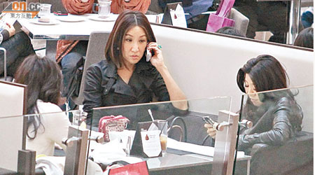 雷林靜怡與女友人high tea，不停講電話。