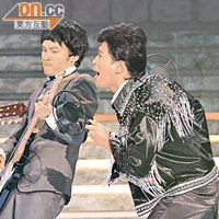 蔡國威（右）扮貓王唱歌。