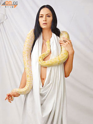 Ana R.被大蟒蛇貼實胸部取暖，難得她仍神態自若。