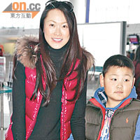 童愛玲一家去韓國滑雪，更帶定利是畀囝囝。