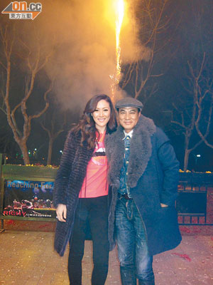 任達華、琦琦在上海過年，浪漫放煙花。