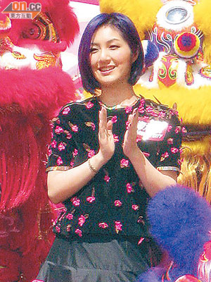 千嬅出席新春活動，向在場觀眾拜年。