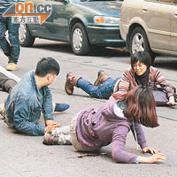 劇組昨日還拍攝了臨時演員走避時跌倒的場面。