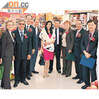 卿卿與老公開超市，當地市長站在身旁。