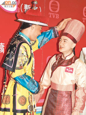 黃智賢（左）及王祖藍昨在電視城為新劇《食為奴》造型。