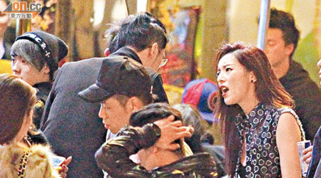 李蘢怡與Philip Chu在人群中爭拗，女方講到面容扭曲。