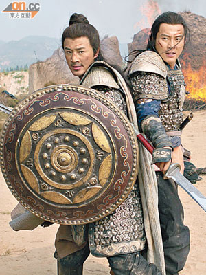 林峯（左）與李晨在《忠》片瞓身演出。