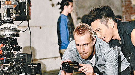 王梓軒（右）拍攝每個鏡頭都認真地跟導演看playback。