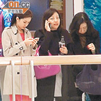 徐淑敏（左）約友人陪睇戲解悶，不時看手機。