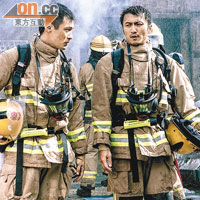 謝霆鋒（右）及余文樂披上全副消防裝備，似足真正消防員。