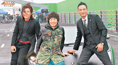 甄子丹（左起）、王寶強及任達華昨日在青馬大橋場景拍攝。