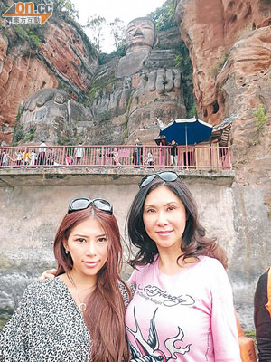 寇鴻萍請女兒唐貝詩到成都旅行，獎勵她努力工作。