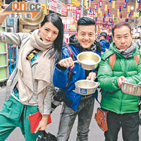 陳嘉桓與衞志豪（左及中）為有線拍旅遊節目。
