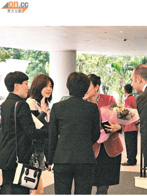 素顏示人的陳妍希獲送上鮮花歡迎，並與酒店職員傾了幾句。