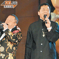 成龍與志偉在台上合唱《朋友》。
