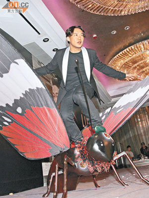 個唱反應熱烈，陳奕迅風騷站在「蝴蝶」上影相。