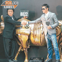 郭富城設計的牛由林寶堅尼香港董事總經理黃錦培投得，其後城城以50萬回購。