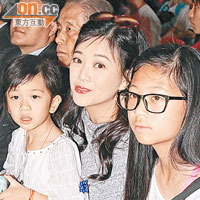 劉小慧帶兩位女兒現身，教她們認識器官捐贈。