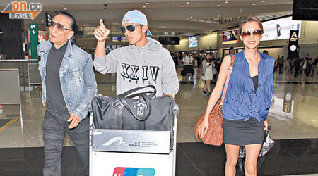 謝賢、謝霆鋒及謝婷婷一家三口自澳洲返港。