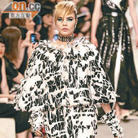名模Cara Delevingne示範Chanel最新時裝。