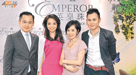 楊諾思（右二）、楊政龍（右）熱情款待好友胡文新與Anna Wong-Liu。