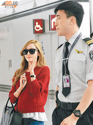 Jessica昨日返韓，現身機場時親切揮手。