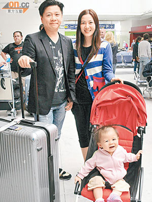 蕭定一與太太推着女兒步出康城尼斯機場。