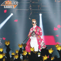 G-Dragon落力演出帶起全場氣氛。