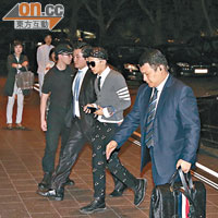 G-Dragon前晚返酒店，仍有不少歌迷在場守候。