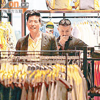 張耀揚與潮男在時裝店內見記者影相即笑不攏嘴。