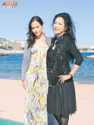 劉香萍與女兒貝安琪在康城接受專訪。