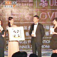 李亞鵬站在台上，親為女兒的熊貓畫作拍賣。